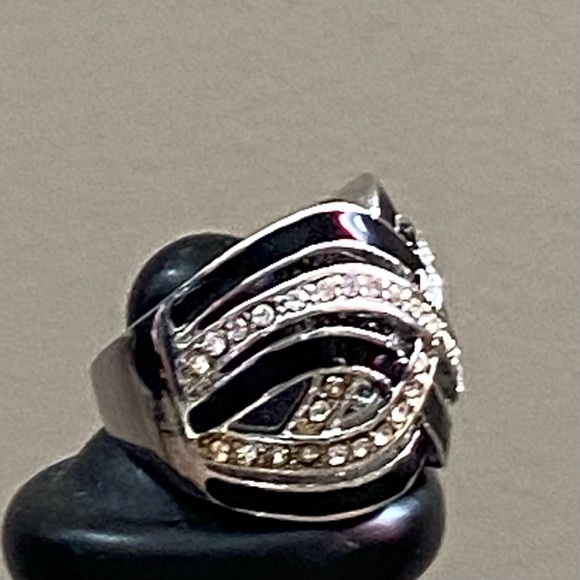Vintage Rhodium plated black enamel & clear rhinestones women ring.Size 7.5 Used - Picture 4 of 7